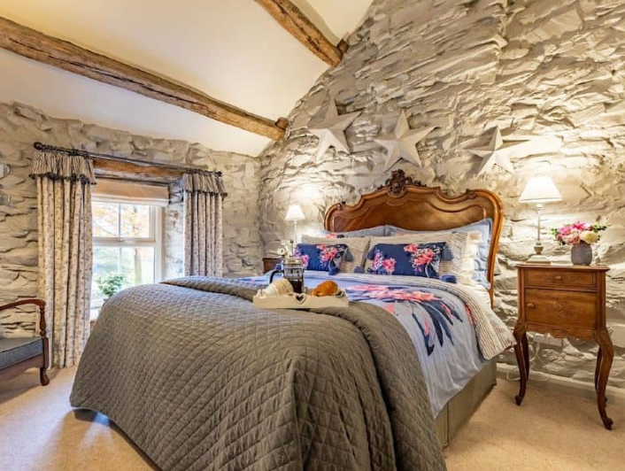 Queens Cottage main bedroom